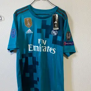 Real Madrid Cr7 tröja är enligt framme till er fotbollsälskare. Ronaldo fans skynda och köp, missa inte denna bangern. 10/10 skick den är helt ny
