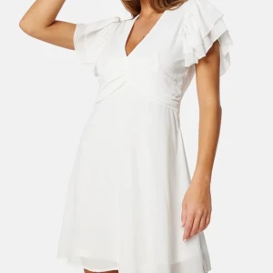 Studentklänning - Super snygg och bra längd på klänning! Storlek 44, passar M-L, aldrig använd bara testad. Köpt för 699 med säljer för 500kr  ! Skriv om man vill ha fler bilder💕  