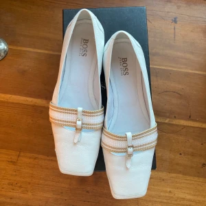 Hugo boss skor - Jättefina, nästan oanvända!! Tyvärr är de förstora! Brukar ha storlek 38, men dessa verkar vara något större. Köpte de på blocket.