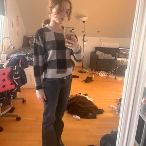 Lila & Svart Stickad tröja  - Säljer denna stickade tröjan. Den är i storlek 146/152, men passar nog XXS & kanske XS🫶🫶