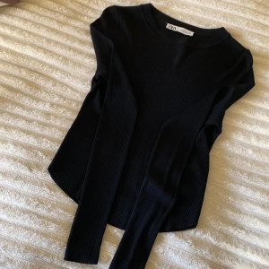 Zara tröja  - Jättesnygg tajt tröja från zara. Går inte att köpa längre, passar perfekt till lågmidjade jeans! 