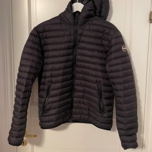 Colmar jacka  - Hej, säljer min riktigt snygga colmar jacka då den är för liten. Riktigt uppskattad jacka och skön nu till våren. Använde den förra sommaren och det är en mini defekt i armhålan men de syns inte när man har på sig den (se bild). Återkom vid frågor🤝