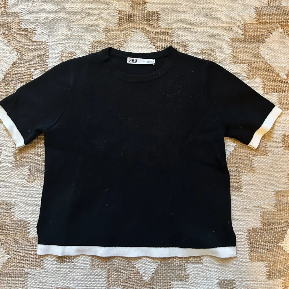 Säljer denna svarta tröja från Zara i storlek S med vita kanter. Köparen står för frakt 58kr postnord eller 19kr via plick. Kvar så länge det inte står ”såld” 🖤🔥❤️ BTW, säljer en lika Dan fast vit och svart !. T-shirts.
