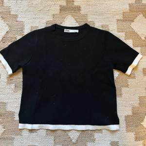 Säljer denna svarta tröja från Zara i storlek S med vita kanter. Köparen står för frakt 58kr postnord eller 19kr via plick. Kvar så länge det inte står ”såld” 🖤🔥❤️ BTW, säljer en lika Dan fast vit och svart !