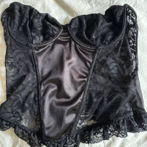 Spets korsett - As snygg spetstopp, perfekt till fest!