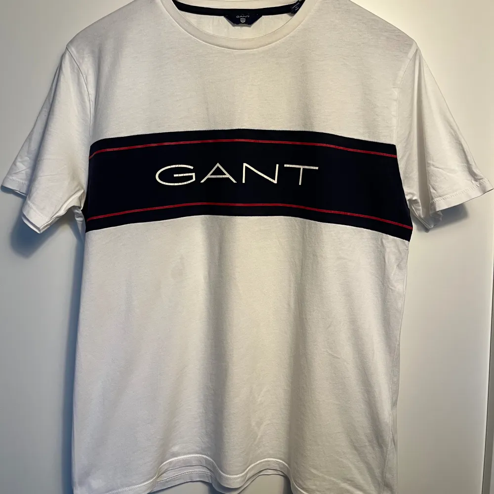 Vit Gant T-shirt, väldigt bra skick. Skriv för mer info,bilder . T-shirts.