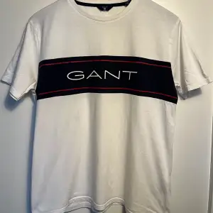 Vit Gant T-shirt, väldigt bra skick. Skriv för mer info,bilder 