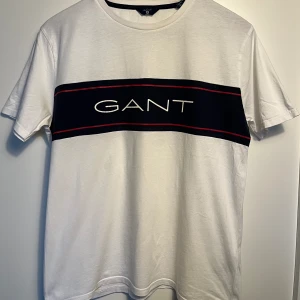 Vit Gant T-shirt - Vit Gant T-shirt, väldigt bra skick. Skriv för mer info,bilder 