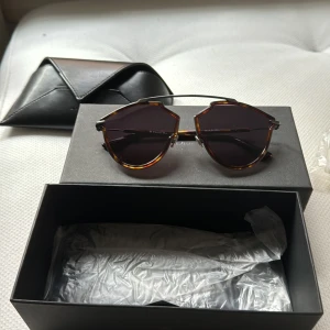 Dior solglasögon So real  - Dior So real sol glasögon med lila tint  Knappt använda då de inte såg bra ut på mig :c