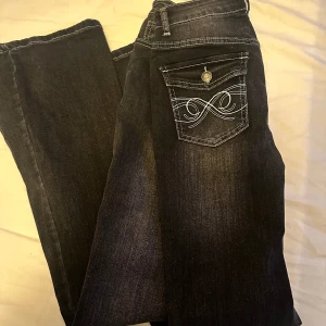Jeans  - Sjukt snygga bootcut jeans. Helt oanvända och bara testade men för små för mig, storlek M men skulle säga att den är mer som S. Jeansen är stretchiga och sjupersköna.💕 skriv för fler bilder💖💖