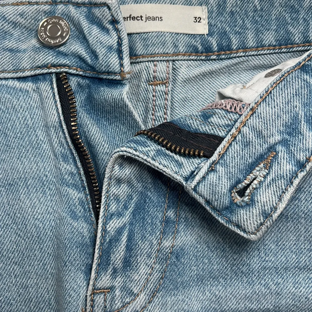Säljer mina favorit jeans då jag inte riktigt passar mig längre, bra skick knappt använda💕400 + frakt💕 (pris kan diskuteras). Jeans & Byxor.