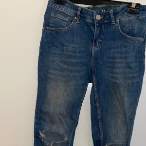 Never denim byxor från Bik Bok  Super fina skinny jeans i storlek M.  Köpt för 499 säljs nu för 100 kr 