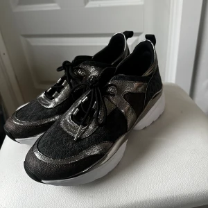 Michael kors skor - Helt nya skor från michael kors! Original pris 2000 kr men säljer för 1400kr men pris kan såklart alltid diskuteras!! ❤️❤️