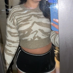 Stickad tröja  - Stickad tröja från shein, bra kvalite utan några difekter. Skriv om du har några frågor💕