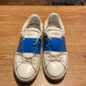 Valentino opens - Säljer ett par tvär snygga valentino opens i blå färg. Skick 7/10 lite smutsiga men bra kvalite. Mitt pris med box är 1599 ny pris 5000-7000kr