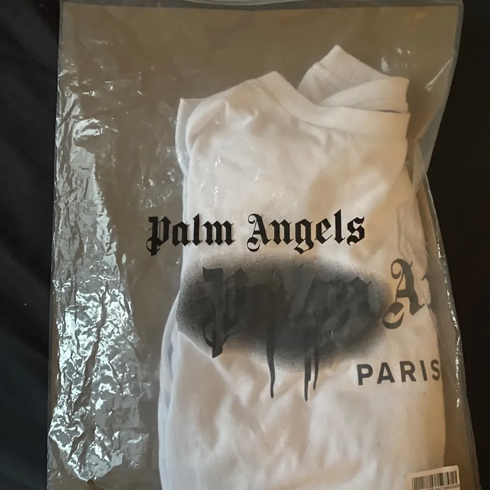 Säljer min Palm angels t shirt 1:1 Inga defekter sitter bara inte bra på mig.. T-shirts.