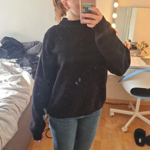 Svart stickad tröja - Svart stickad tröja från new yorker. Storlek M, är en xs därför ser den lite stor ut på mig. Använd 3-4 gånger 💕
