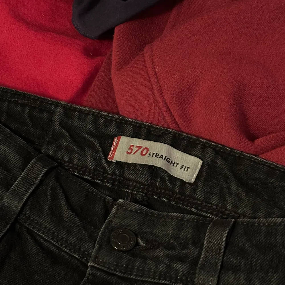 Säljer ett par jättefina raka lågmidjade Levis jeans i storlek W29 L34 som passar en S (jag har storlek xs därför större på mig) jättefint skick, köpta på 2000-talet runt ca 1200kr. Jeans & Byxor.