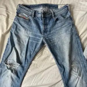 Säljer mina jätte snygga diesel jeans!! Jätte fint skick.  Själv har jag 36/38 på byxor och dem sitter lite stort i bidjan,  men annars jätte bra! Vid köp eller fler bilder, kontakta mig:)