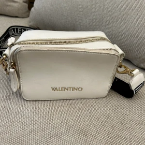 Valentino väska  - Super snygg valention väska som tyvärr inte kommer till användning längre. Den är sparsamt använd och är därför i bra skick🫶🏼hör av er vid ev frågor