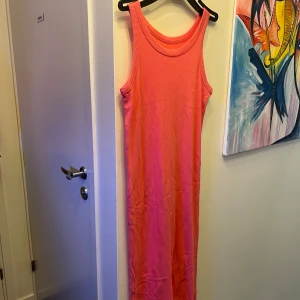 Klänning ribbad  - Rosa klänning i fint skick , stretchig