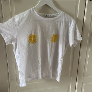 NA-KD t-shirt med citroner - Storlek S, fint skick