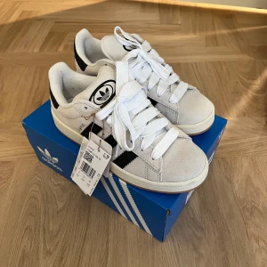 Adidas Campus 00s - Säljer mina Adidas Campus 00s, storlek 38. Dessa är helt nya med prislappen kvar, säljes pga fel storlek. 