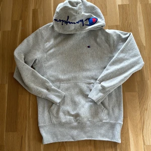 Riktigt nice oldschool Champion hoodie - Superfin klassisk hoodie från champion med text på luvan. Tjock och bra kvalitet. Säljer då den inte passar. Väldigt sparsamt använd. Nypris 999kr