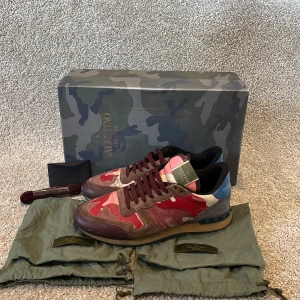 Valentino rockrunners - Feta valentino rockrunners i helt okej skick. Man får med allt og till skorna plus boxen skicket skulle jag säga är 7/10🍾storlek 40/41