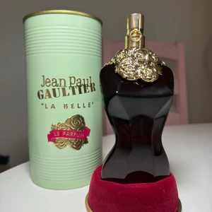 Jean Paul Gaultier Parfym 100 ml  - Dam parfym från JPG. Fått i present av min kille men aldrig använd för det är inte min stil.  Nypris: 2400:-  Denna är 100 ml Säljes för 1800:- 