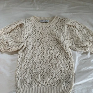 Broderad topp zara  - Säljer denna jättesöta toppen från Zara i storlek S. Använd bara några fåtal gånger! Nyskick 