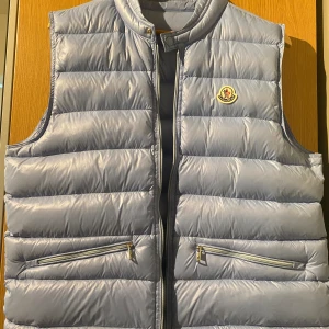 Moncler väst - Säljer min Moncler (färg baby blue) väst då den blivit för liten. Har tagit hand om västen väl så den är så gott som ny. Skick 10/10