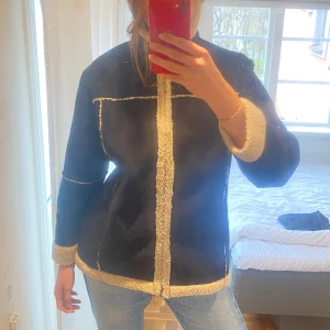 Jacka  - Medelvarm jacka. Lite för kall för vinter men för höst/vår är den perfekt! Fint skick. Köpt gör 800kr. Inte prutbart pris. 