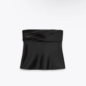 zara topp  - Så fin satintopp från zara ♥︎ köpt på plick men var tyvärr för stor så säljer vidare. Perfekt festtopp i bra skick, inga defekter. Använd gärna köp nu ♥︎