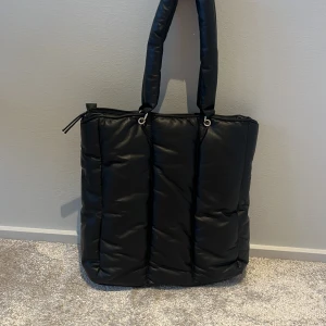 En helt oanvänd väska  - Jag säljer min väska som jag har fått men som inte var i min stil.Den är helt oanvänd och är i mycket bra skick. Priset är förhandlingsbart 