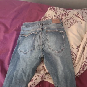 Jeans  - "Trasiga" jeans dom är endast provade
