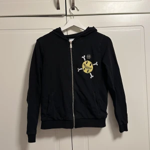 Philip plein tröja till salu 🙌🙌 - Riktig snygg Philip plein kofta, limited edition. Mitt pris-600,nypris-2100, 10/10 skick.