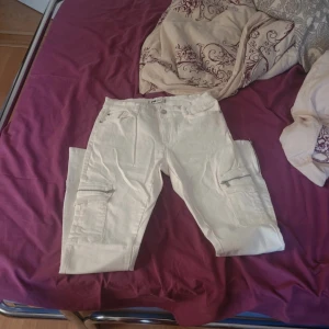 Vita jeans  - Vita jeans som är använda max 5 gånger