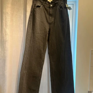 Jeans  - Svarta H&M Trend Jeans Storlek 42 passar även strl 40/38  Tyg:Denim Kvinna Midjemått: 82cm Innerbenslängd: 83cm Utsvängda/ högmidjade