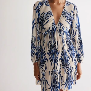 Klänning hm - Säljer denna plisserade klänning i S helt ny med prislapp❤️Nypris 329 kr!