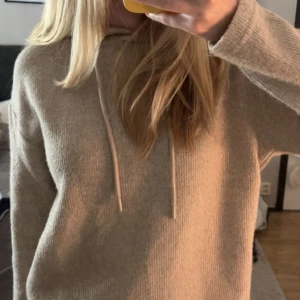 Stickad hoodie  - Jättefina stickade hoodies (första är beige och andra är grå), aldrig använda & prislapp kvar på den gråa. Säljer pga att dom inte har kommit till användning, 120kr styck eller båda för 200kr 🤍