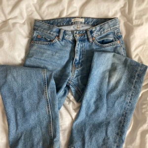Lågmidjade jeans - GINA TRICOT RAKA JEANS. jätte fina, använda men väldigt bra skick. Köpta för 500kr. Fråga om ni har frågor ❤️❤️