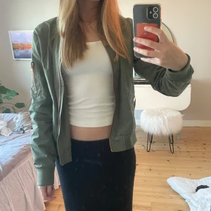 Grön jacka - Jätte fin jacka i bra skick, perfekt till våren eller hösten 💕