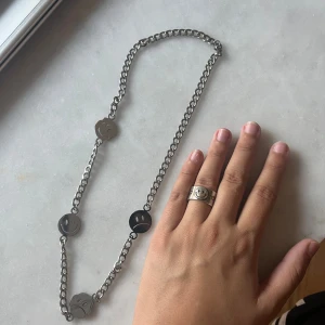 Smiley halsband & ring - Jättesnygga smiley halsband + ring. Säljer få jag tyvärr insett att guld är min färg. 🎨 Halsband 49kr ring 25kr eller båda för 60kr