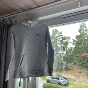 Gant hoodie BARN - Den gråa gant hoodie är i väldigt bra skick! Den är helt normal fitt för ett barn av angiven lägnd.