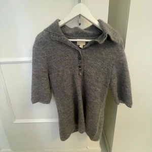 Stickad tröja - Snygg stickad tröja i Mohair ifrån H&M, älskar men har tyvärr redan den i vitt och säljer därför denna som är helt oanvänd😍Strl S men passar xs-M. Perfekt nu till hösten!