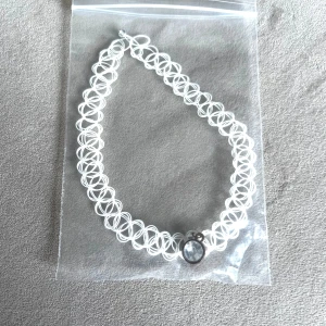 Choker  - Vit choker med smycke