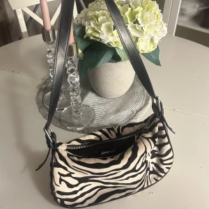 Väska - Gullig väska med 1 innerficka. Från Gina och i bra skick