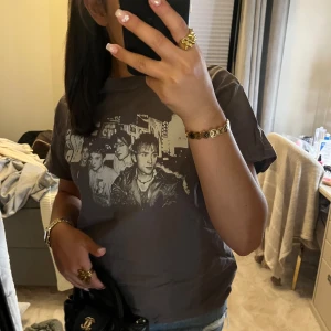 T-shirt - Säljer denna coola tröjan från hm😍! Använts fåtal gånger! Är i nytt skick! 