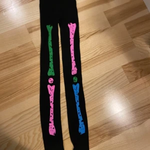 Strumpbyxor skelett - Strl 110-130 (väldigt töjbara)  Perfekta till halloween.  Säljes i fint skick (aldrig använda).